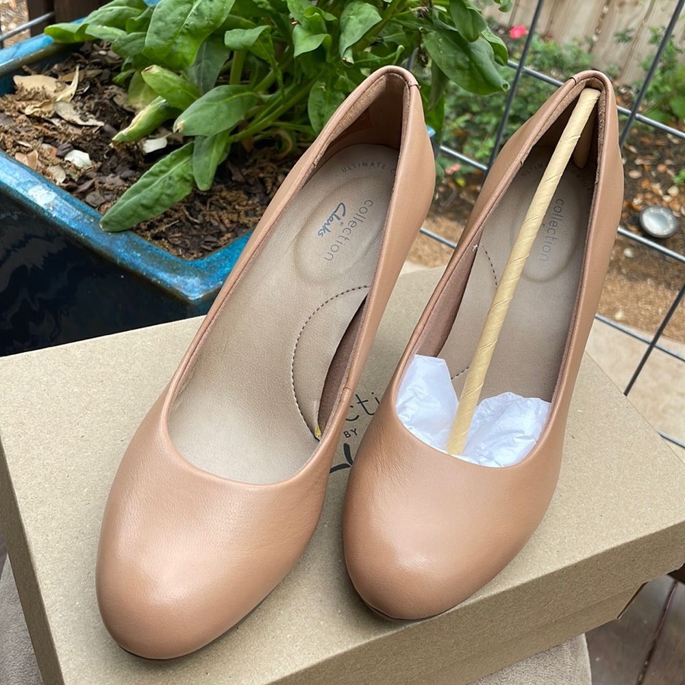 Clarks camel pumps